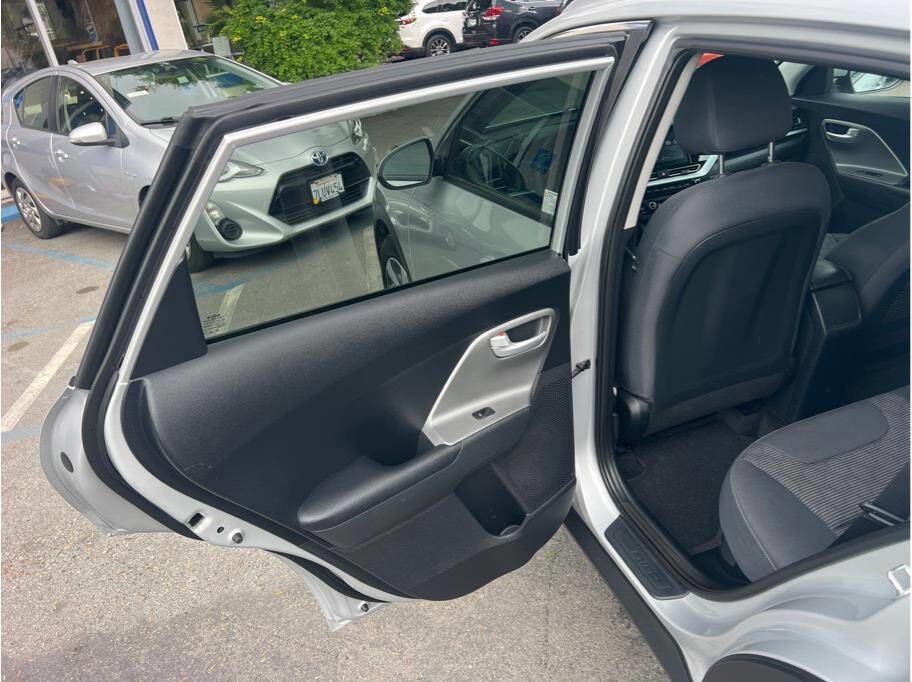 Used 2021 Kia Niro LX image 6