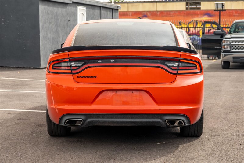 Used 2017 Dodge Charger SE w/ Blacktop Package RWD image 4