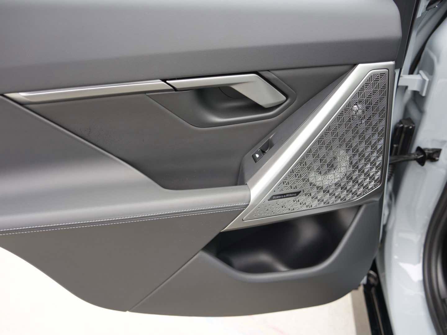 Used 2025 BMW i5 eDrive40i w/ M Sport Package image 9