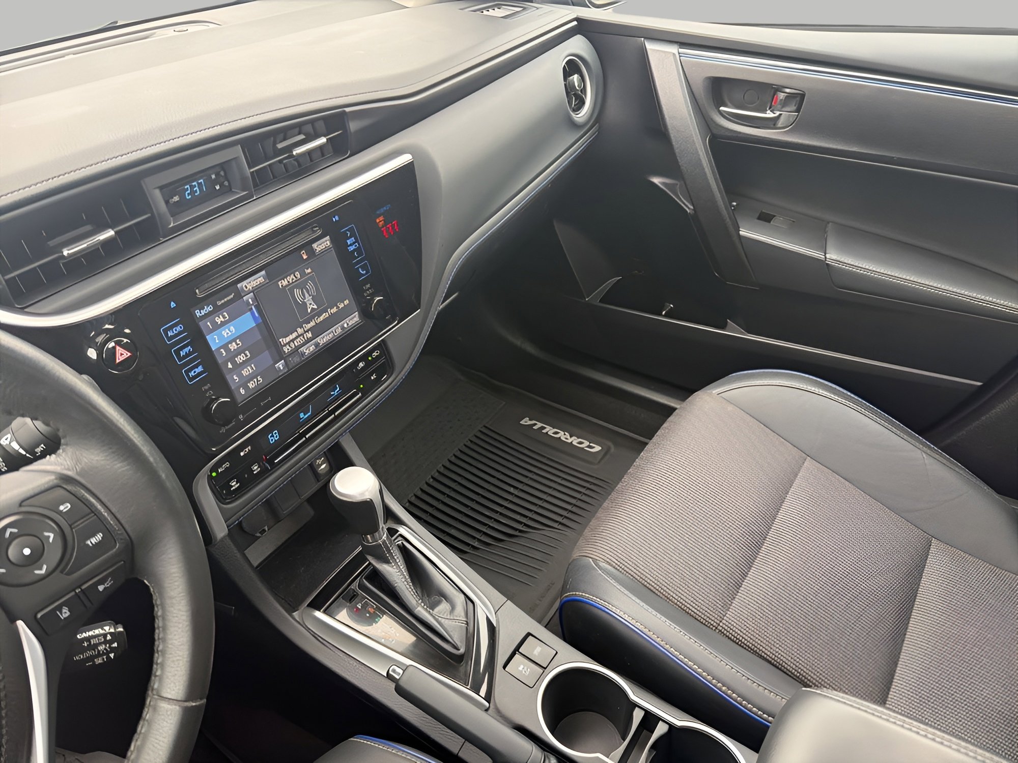 Used 2018 Toyota Corolla SE w/ SE Premium Package image 17