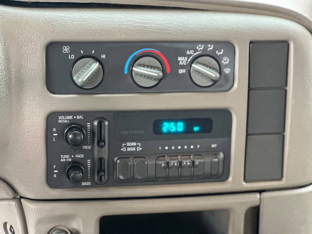 Used 2005 GMC Safari w/ Convenience Package RWD image 9