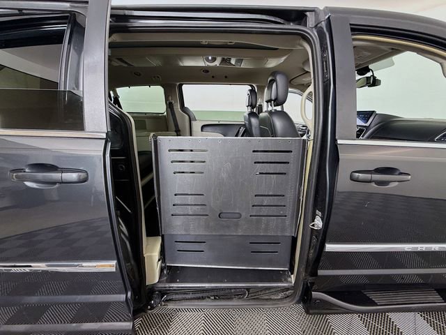 Used 2011 Chrysler Town & Country Touring-L w/ Entertainment Group #2 FWD image 26