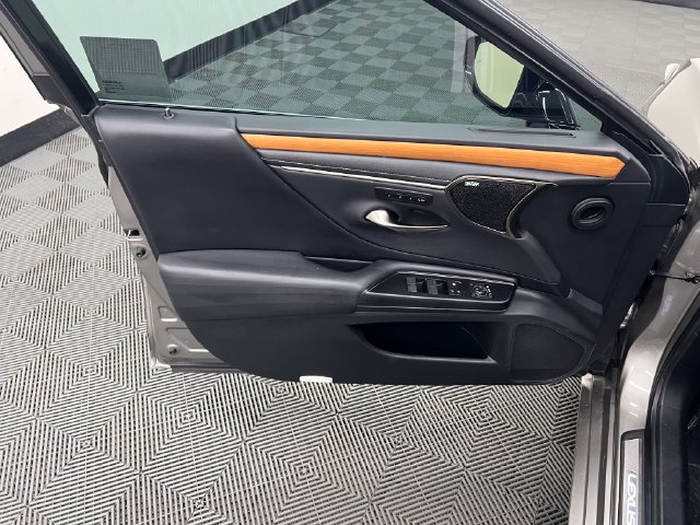 Certified 2020 Lexus ES 350 Ultra Luxury w/ Accessory Package 2 FWD image 9