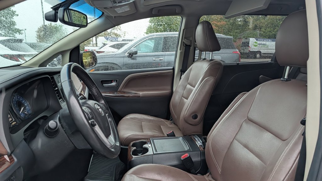 Used 2015 Toyota Sienna Limited Premium w/ Advanced Technology Package FWD image 5