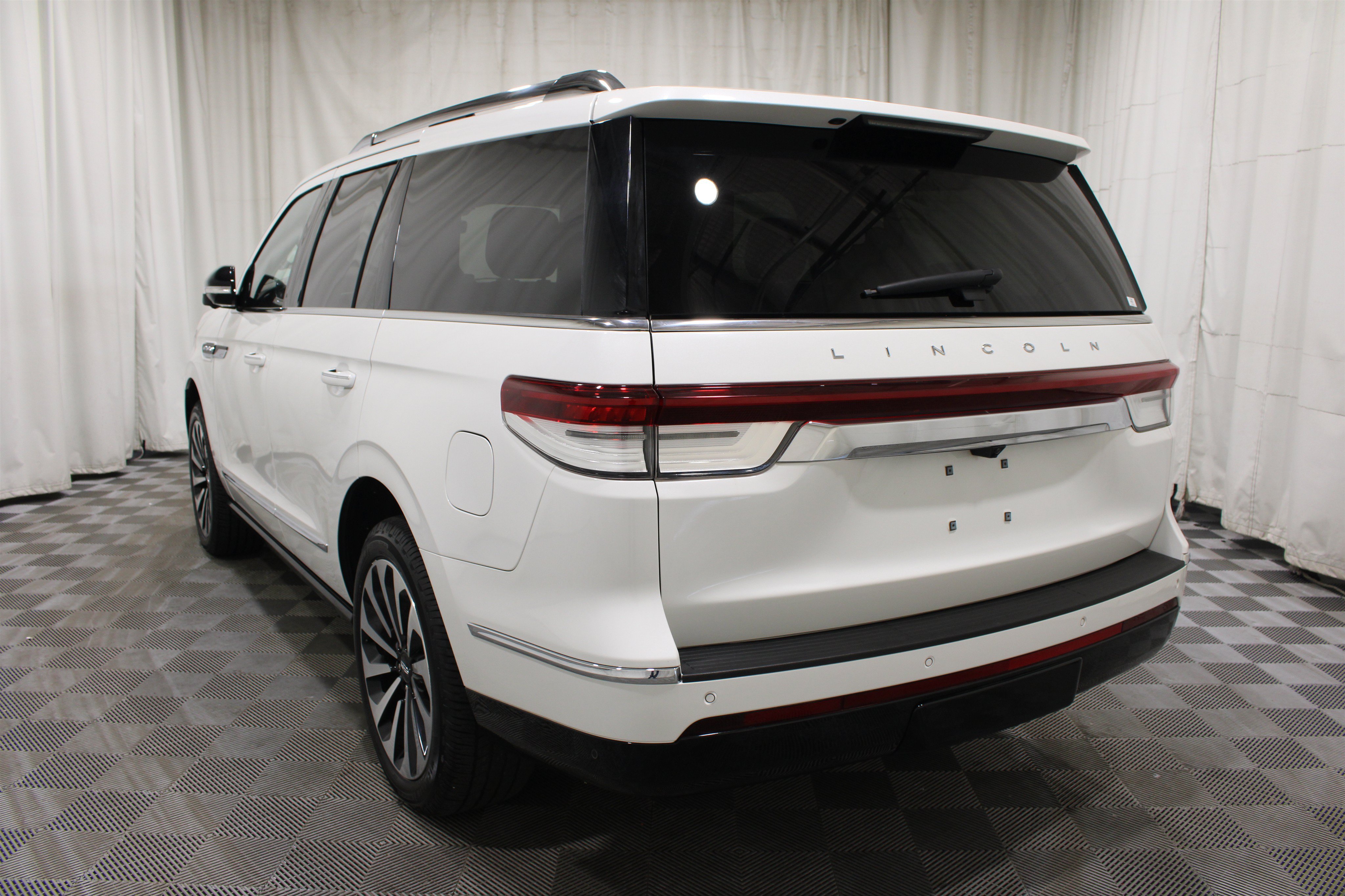 Certified 2024 Lincoln Navigator Reserve AWD/4WD image 35