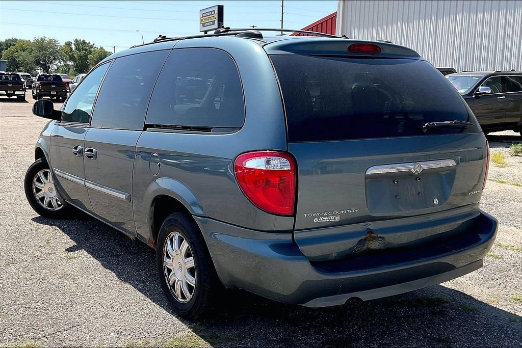 Used 2005 Chrysler Town & Country Touring FWD image 3
