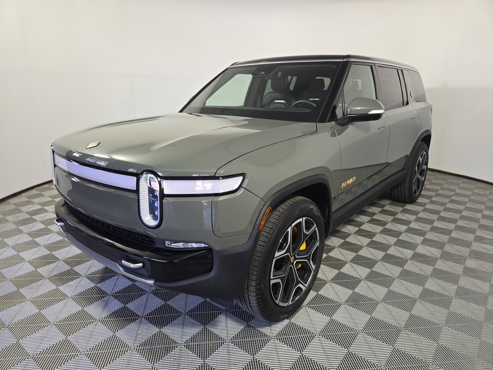 Used 2023 Rivian R1S Launch Edition AWD/4WD image 1