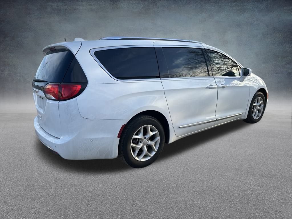 Used 2017 Chrysler Pacifica Touring-L Plus image 5