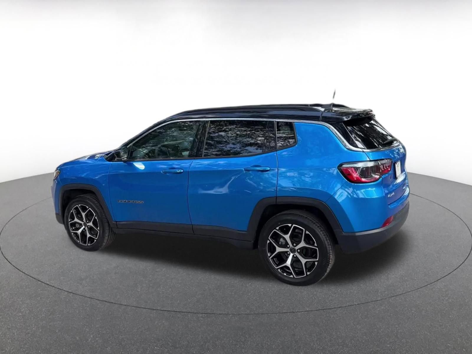 Used 2025 Jeep Compass Limited AWD/4WD image 10