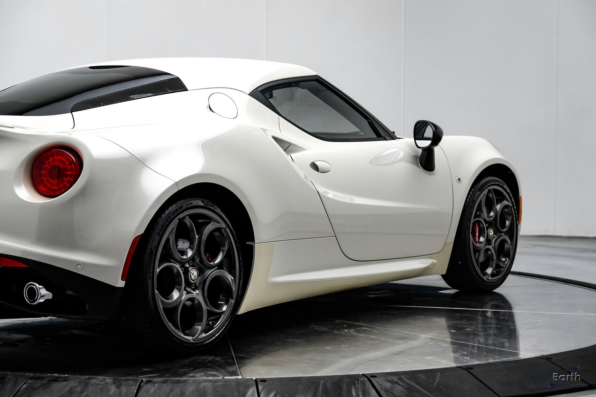 Used 2015 Alfa Romeo 4C Coupe w/ Leather Interior Group RWD image 18