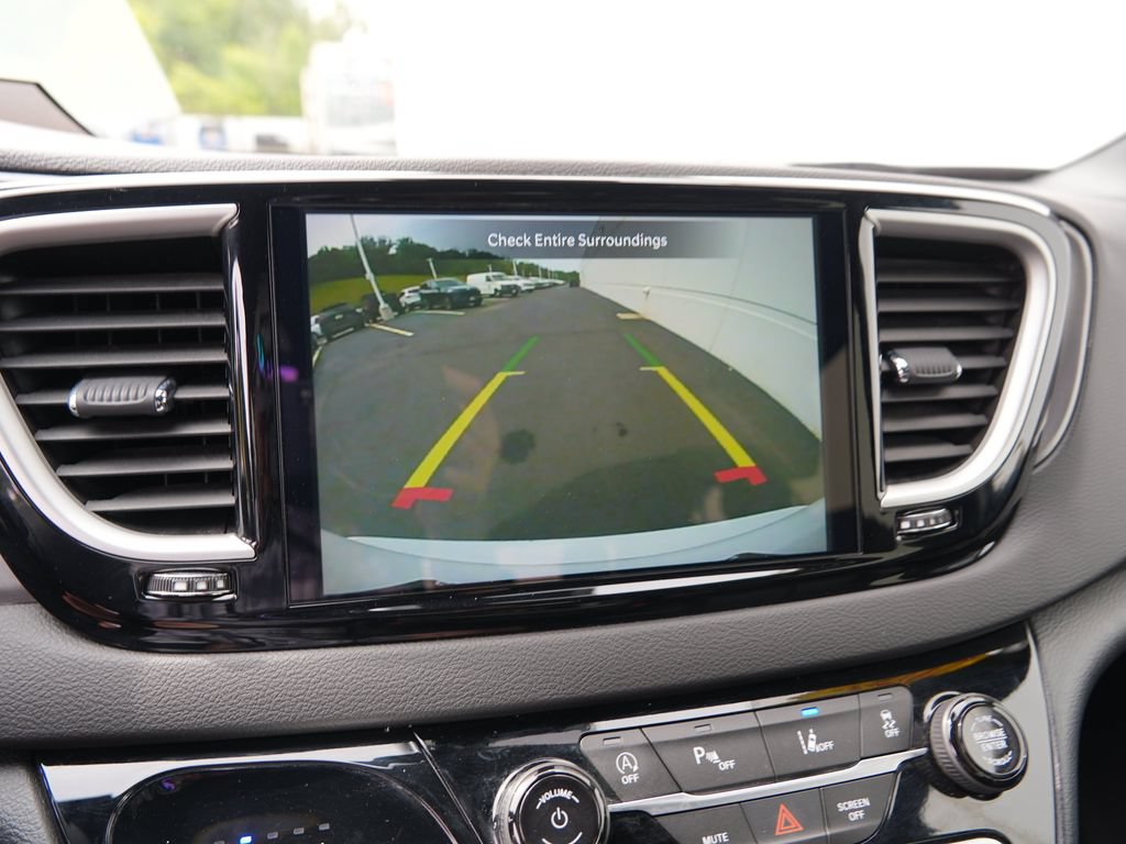 Used 2025 Chrysler Pacifica Select FWD image 35