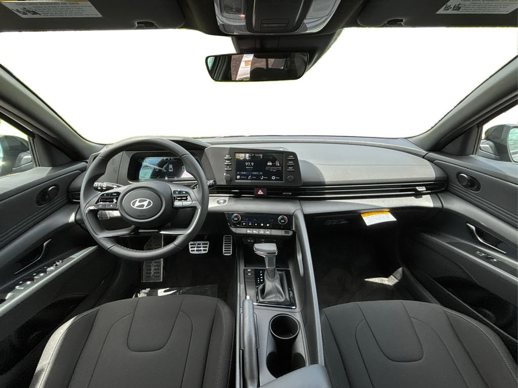 Certified 2025 Hyundai Elantra Sport image 17