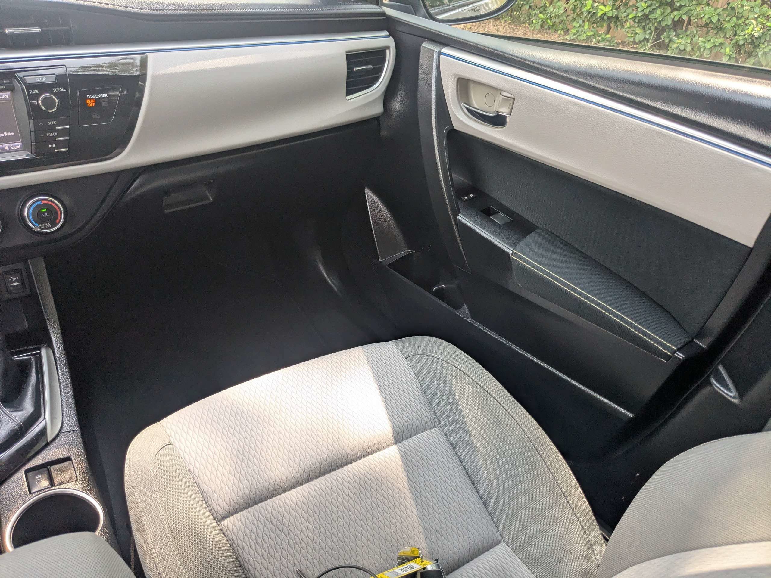 Used 2015 Toyota Corolla LE FWD image 16