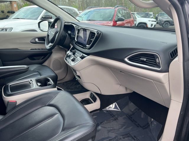 Used 2024 Chrysler Pacifica Touring-L FWD image 29