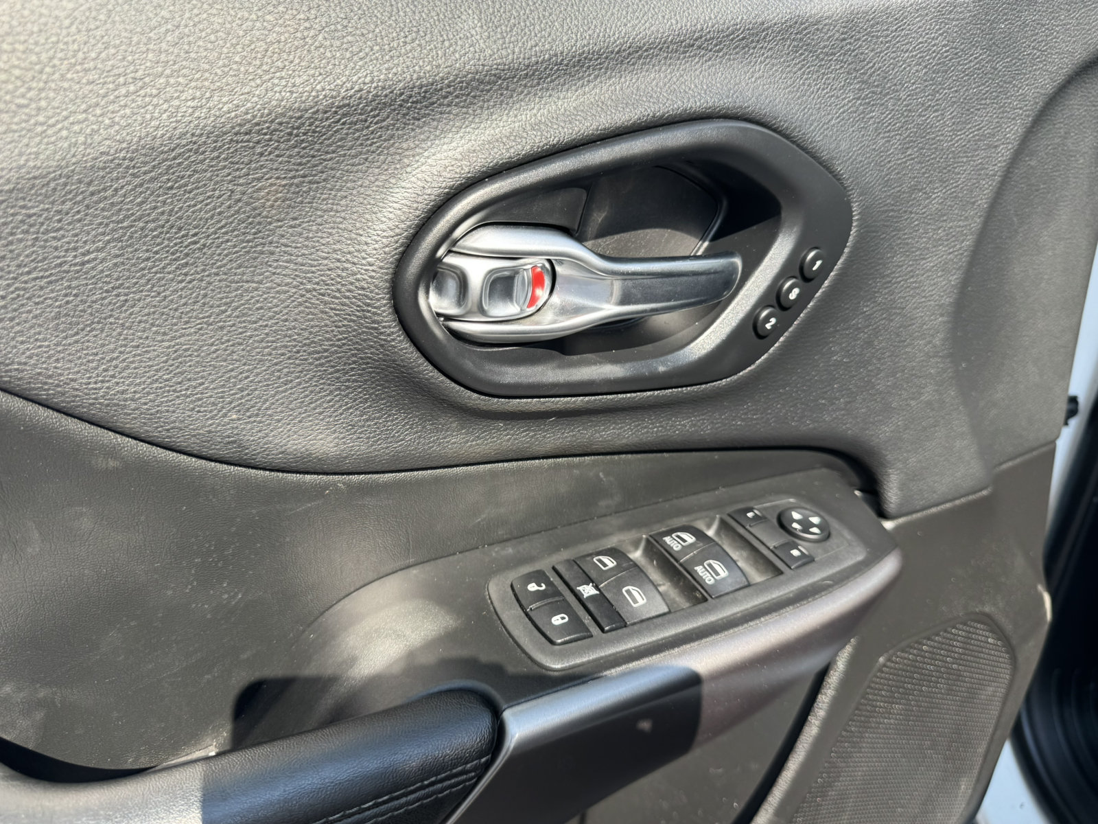 Used 2019 Jeep Cherokee Limited AWD/4WD image 12