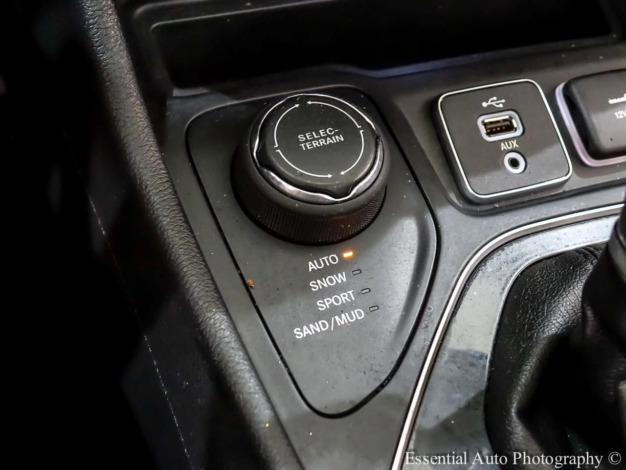 Used 2019 Jeep Cherokee Limited image 25