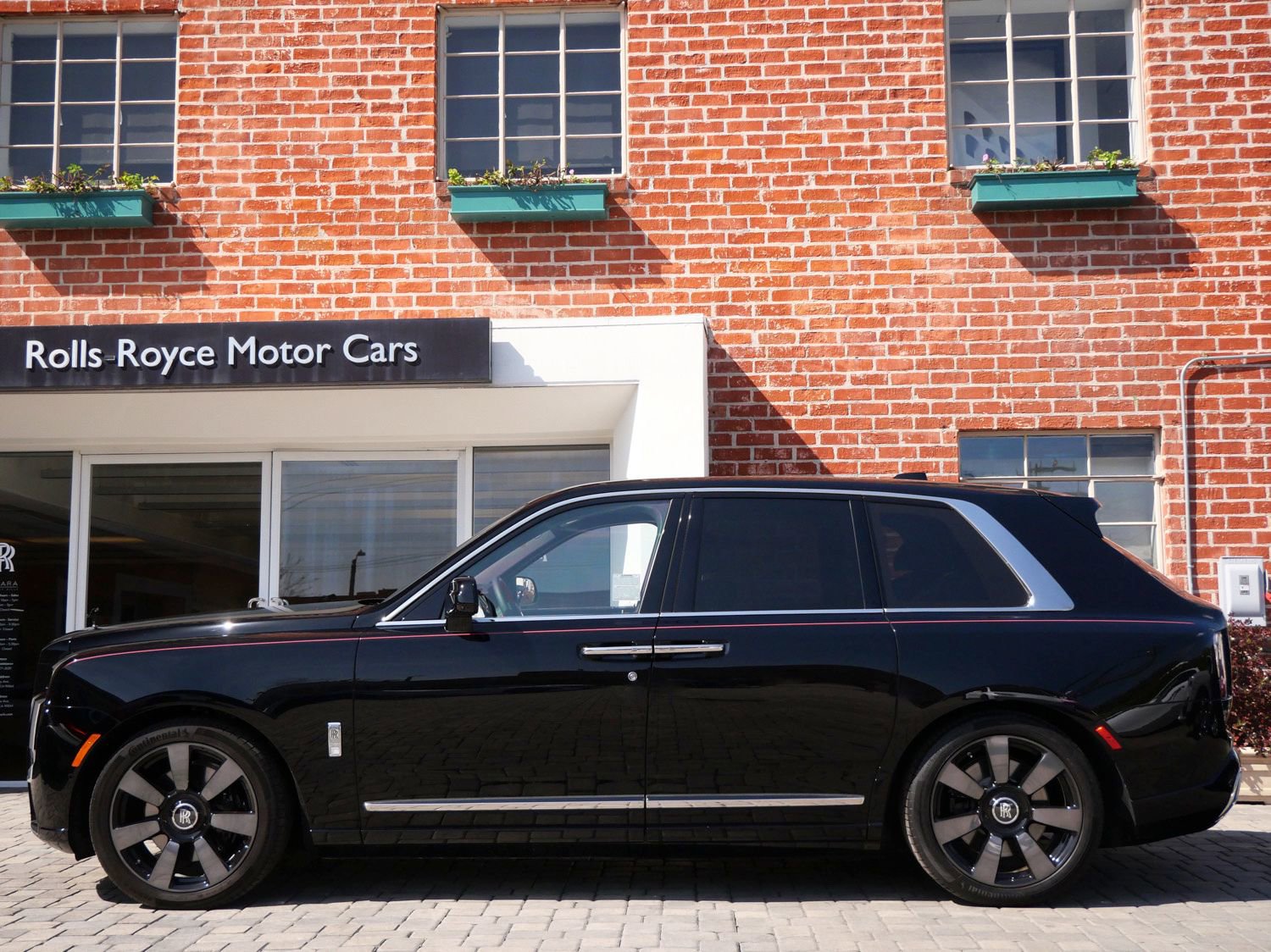 New 2025 Rolls-Royce Cullinan image 3