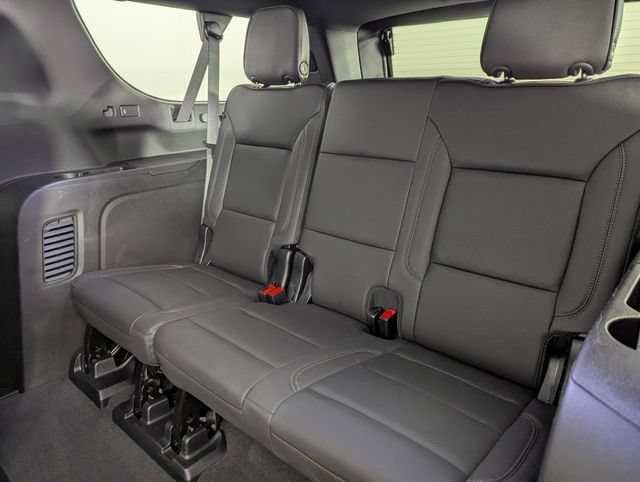 Used 2025 Chevrolet Suburban High Country AWD/4WD image 23