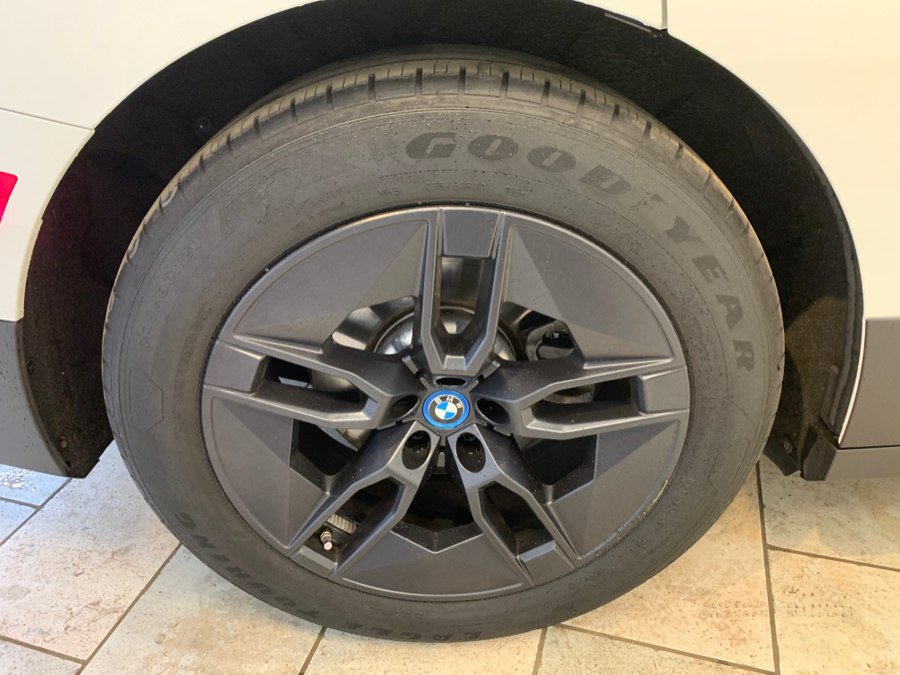 Used 2023 BMW iX xDrive50 w/ Premium Package AWD/4WD image 12