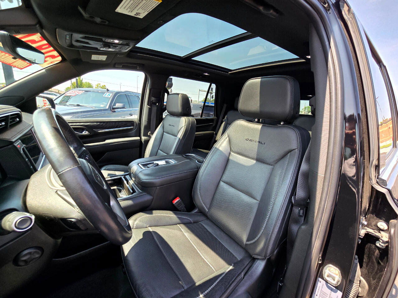 Used 2021 GMC Yukon Denali w/ Denali Premium Package image 10