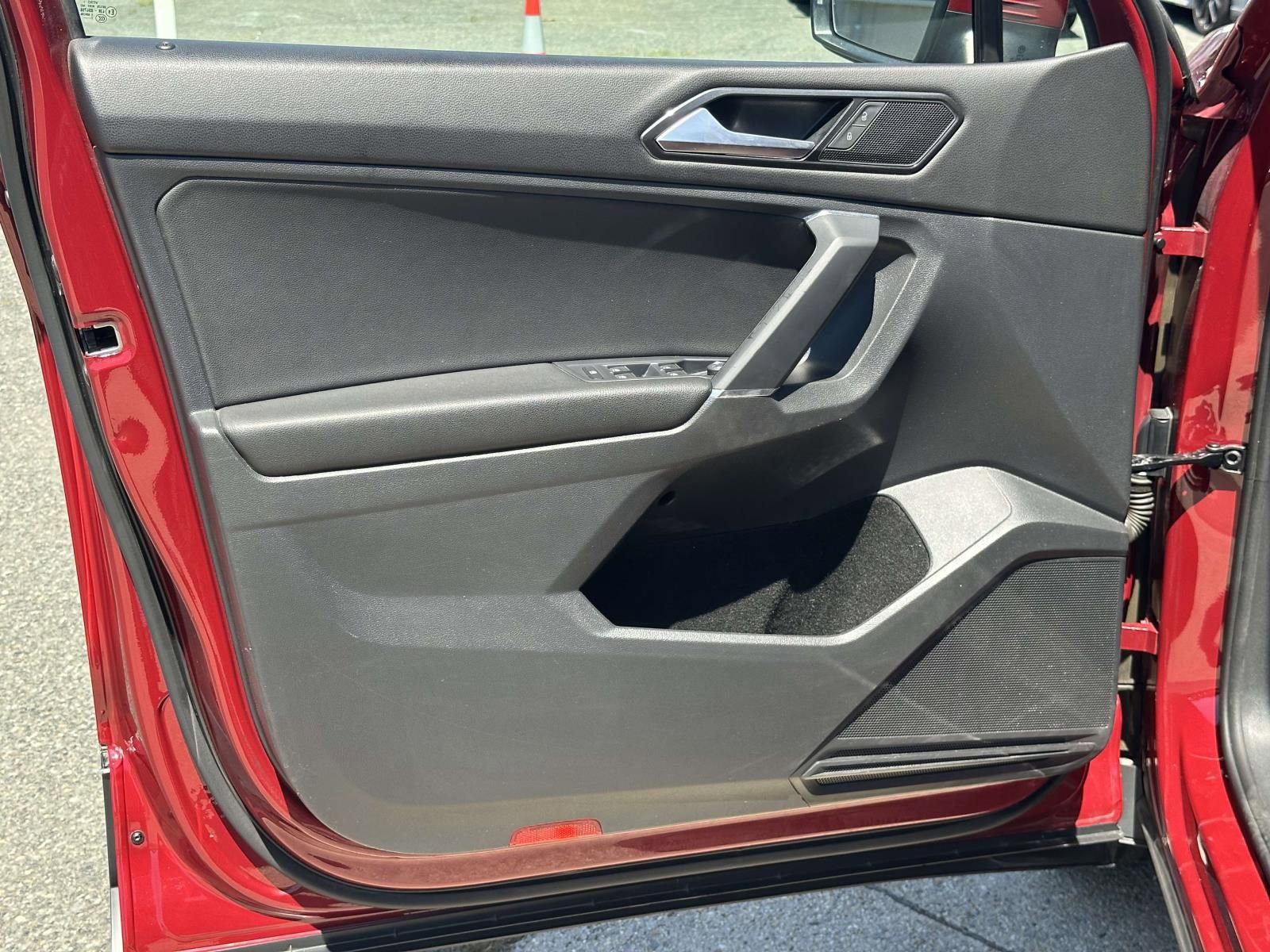 Used 2018 Volkswagen Tiguan SE w/ Panoramic Sunroof Package FWD image 18