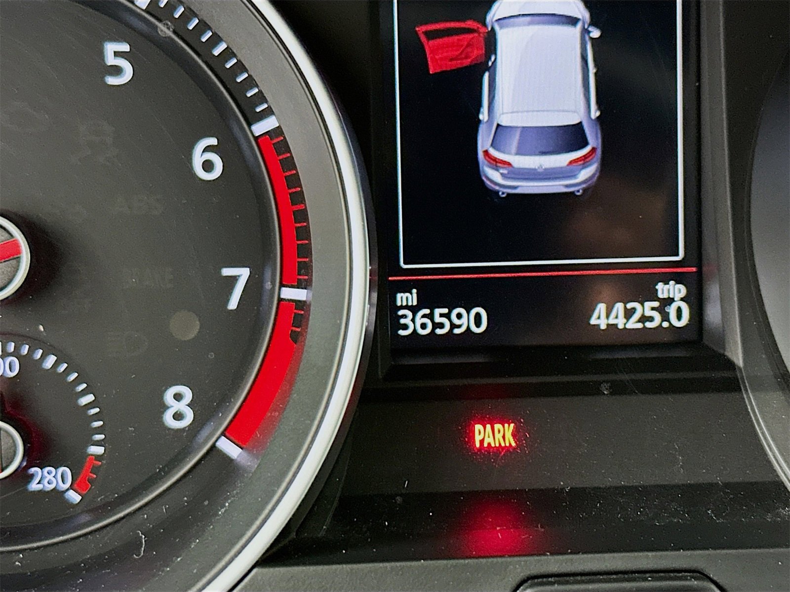 Used 2018 Volkswagen Golf 4-Door image 12