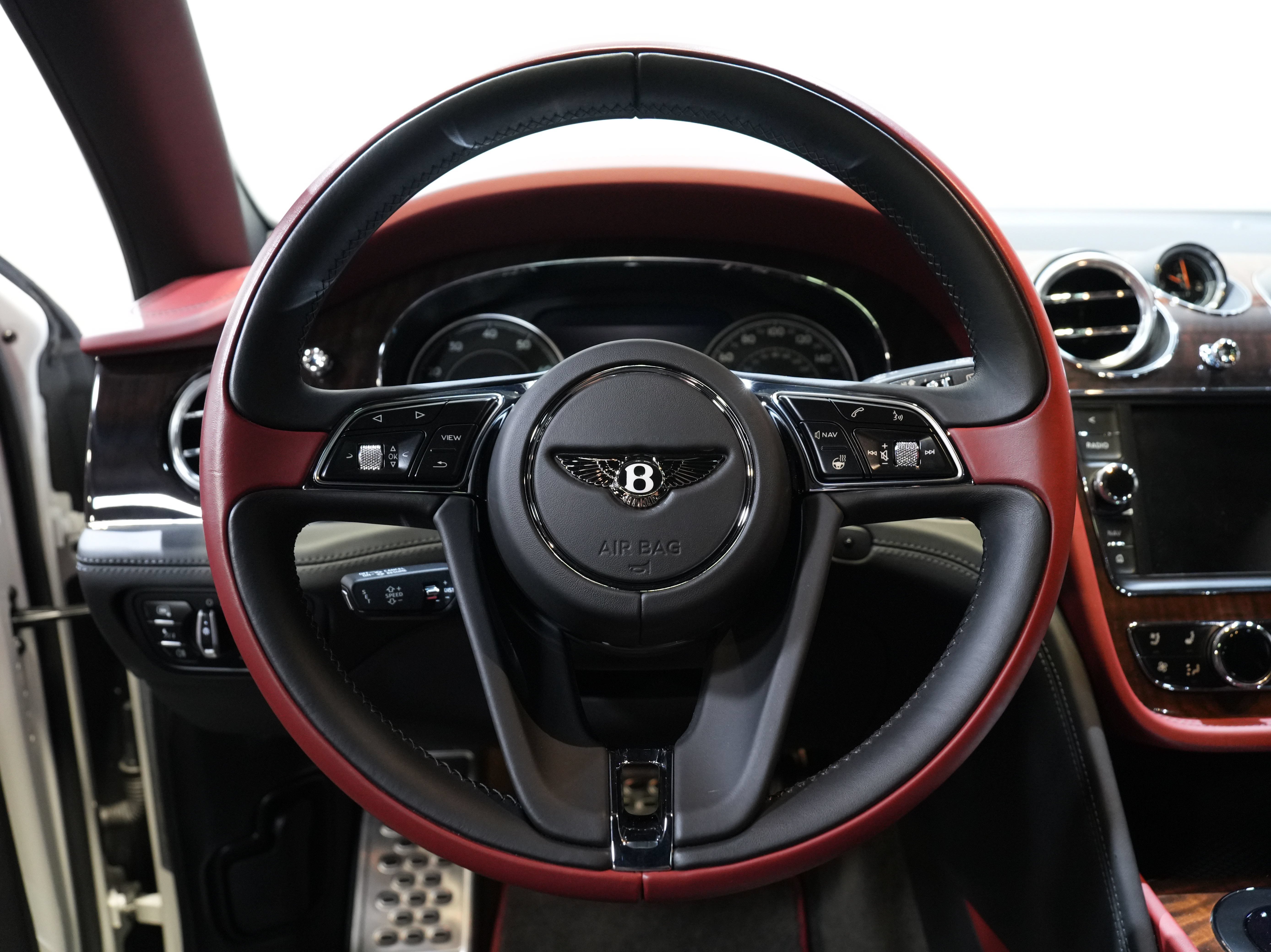 Used 2018 Bentley Bentayga AWD/4WD image 42