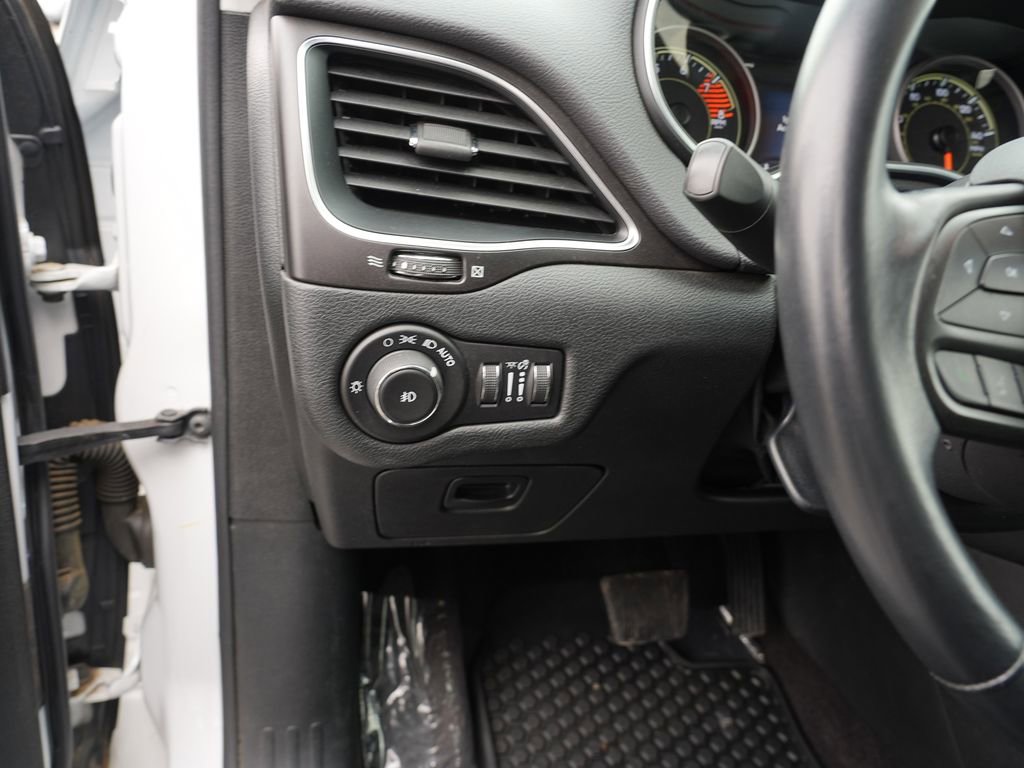 Used 2019 Jeep Cherokee Trailhawk image 14