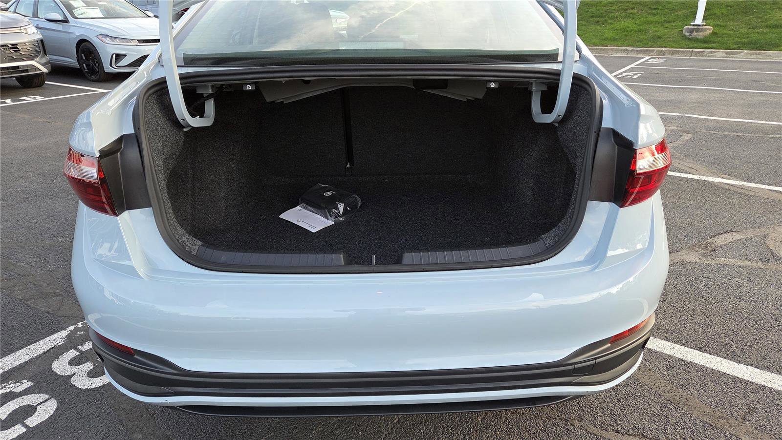 Used 2025 Volkswagen Jetta SE w/ Sunroof Package image 5