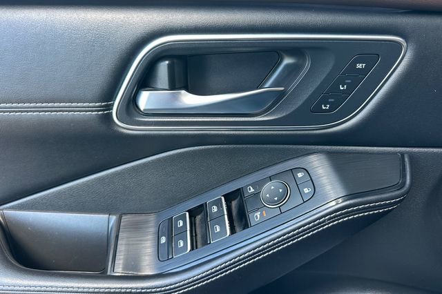 Used 2023 Nissan Rogue Platinum w/ Platinum Premium Package image 10