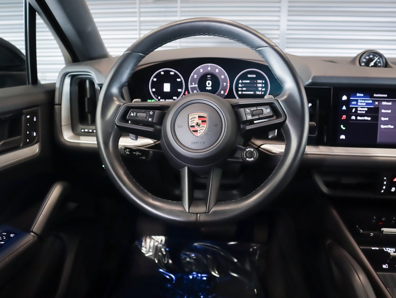 Used 2024 Porsche Cayenne Coupe AWD/4WD image 13