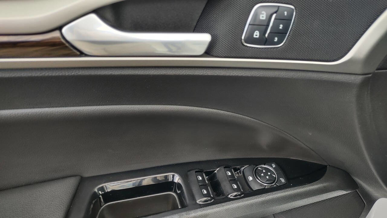 Used 2016 Ford Fusion SE w/ Equipment Group 202A image 15