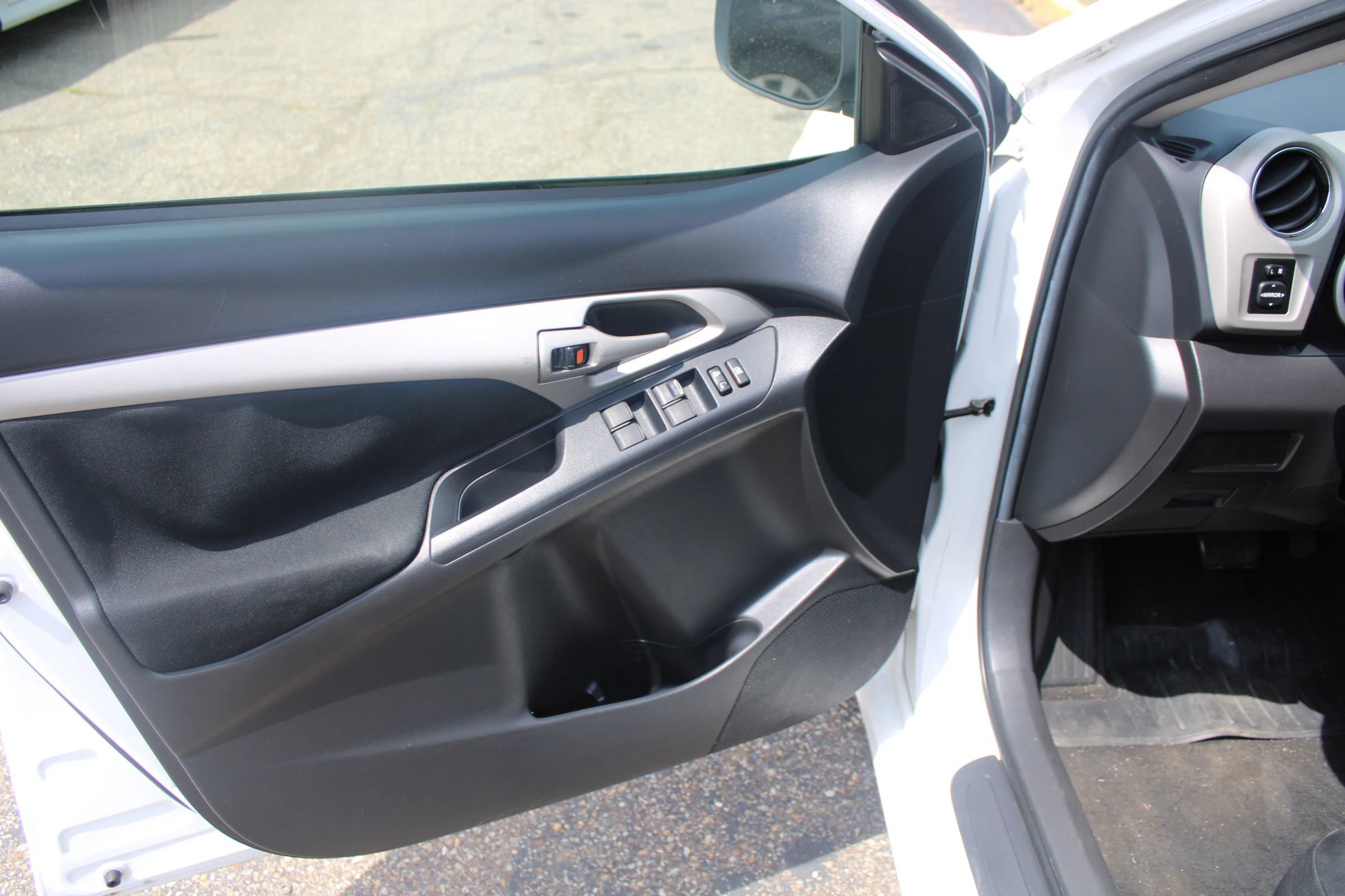 Used 2009 Toyota Matrix S w/ Preferred Accessory Pkg FWD image 10