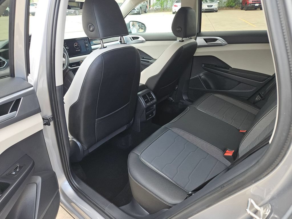 Used 2025 Volkswagen Taos SE FWD image 29