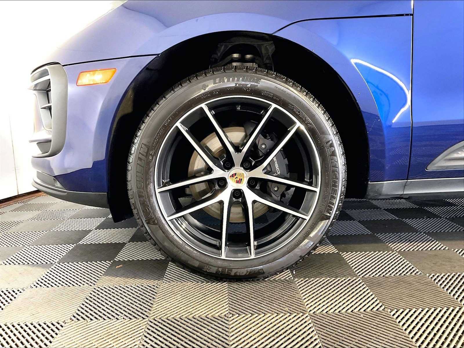 Certified 2024 Porsche Macan AWD/4WD image 11