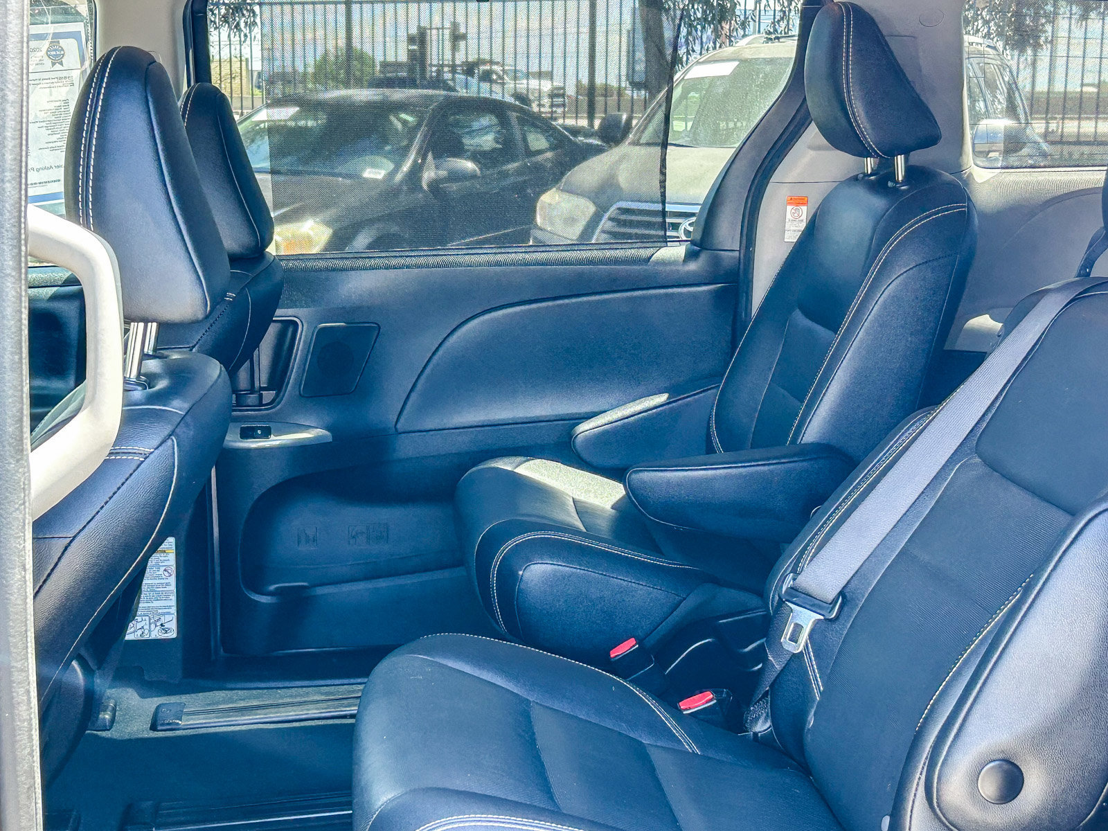 Used 2020 Toyota Sienna SE w/ SE Preferred Package FWD image 17