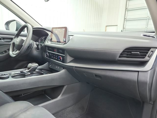 Used 2025 Nissan Rogue S image 38