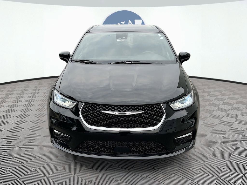 Used 2025 Chrysler Pacifica Select image 2