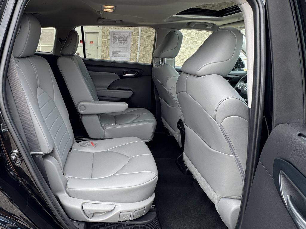 Used 2023 Toyota Highlander XLE AWD/4WD image 34