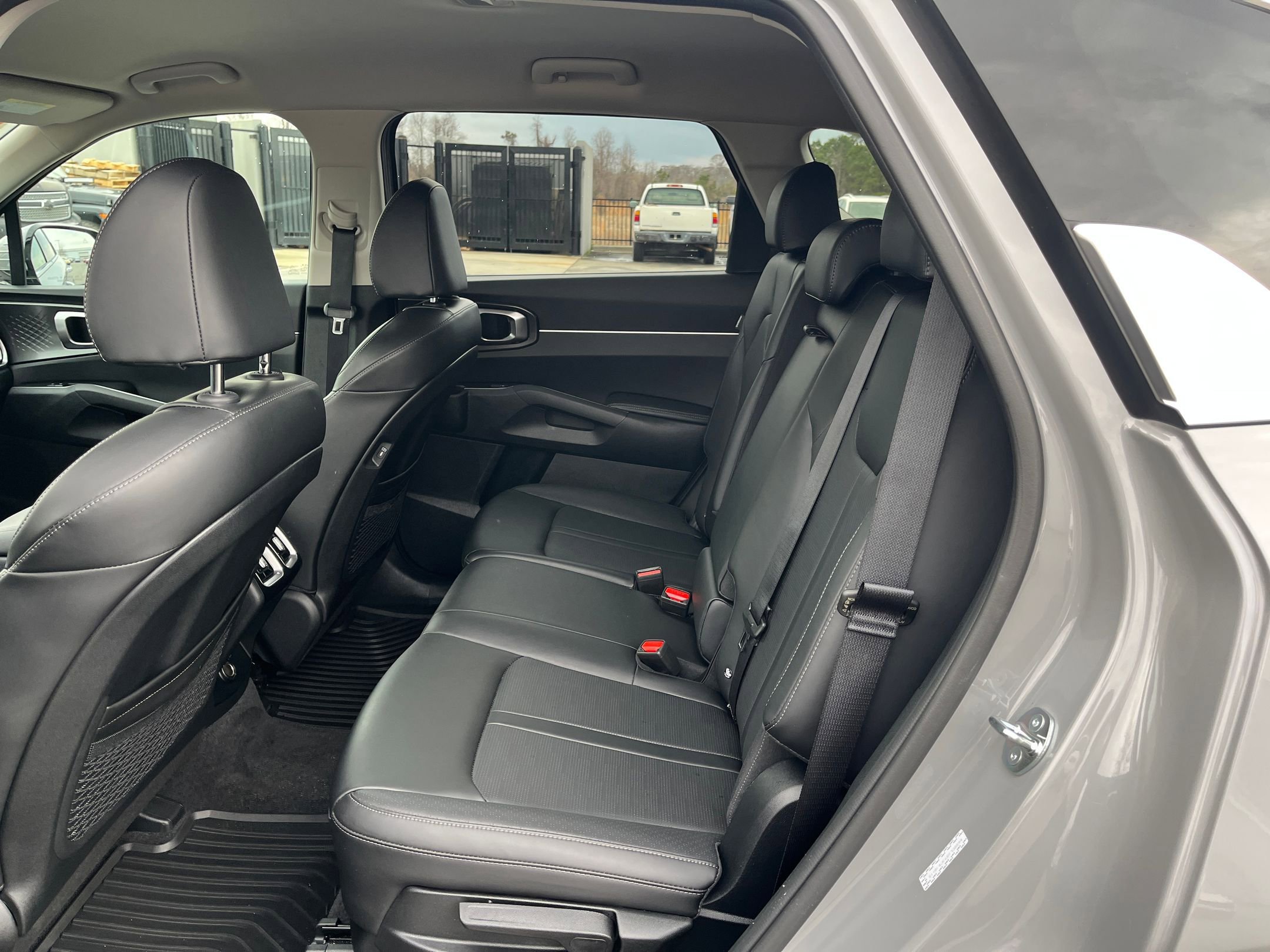 Used 2025 Kia Sorento S image 24