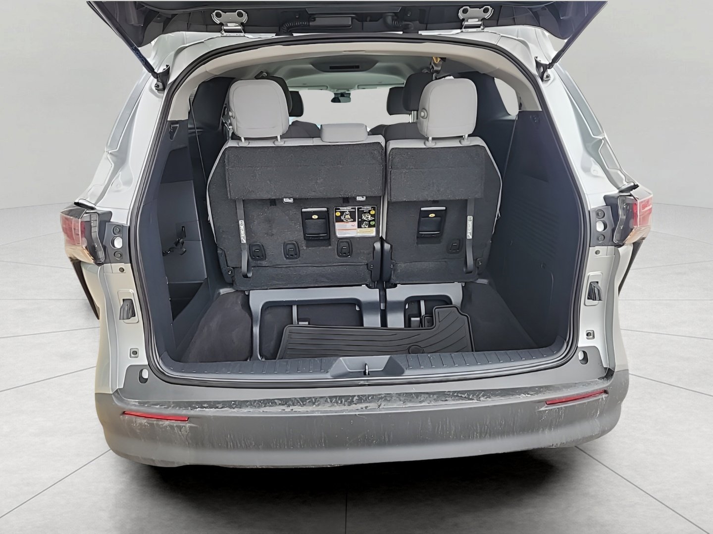 Used 2025 Toyota Sienna LE image 38