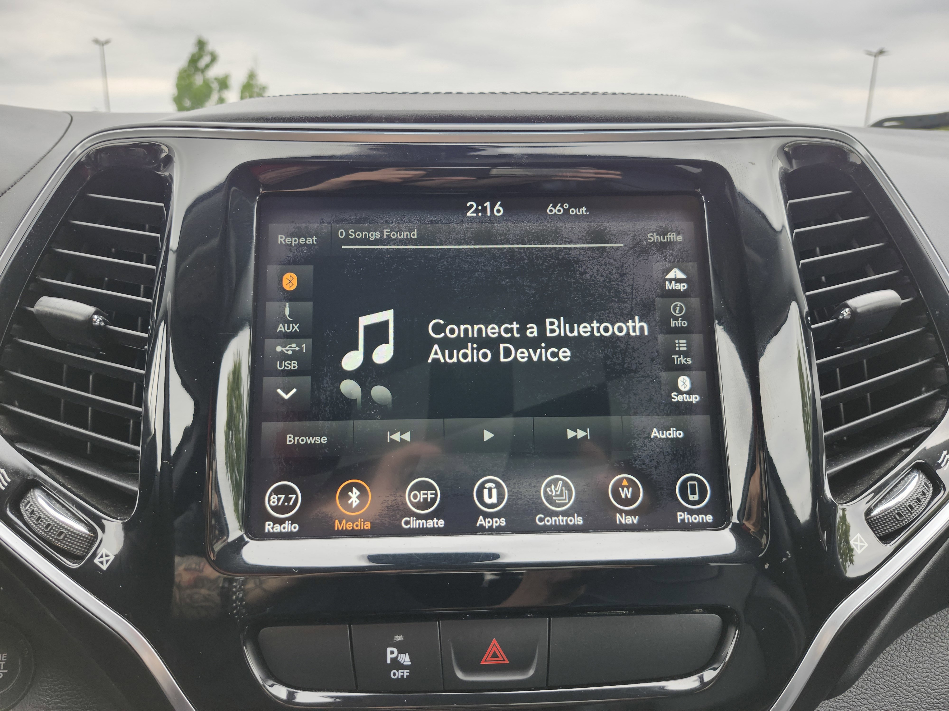 Used 2019 Jeep Cherokee Overland AWD/4WD image 6