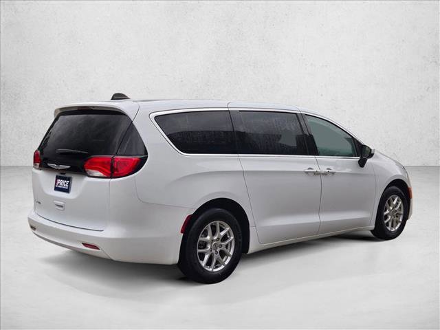 Used 2023 Chrysler Voyager LX image 5