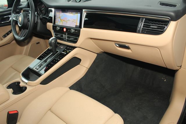 Certified 2025 Porsche Macan image 28