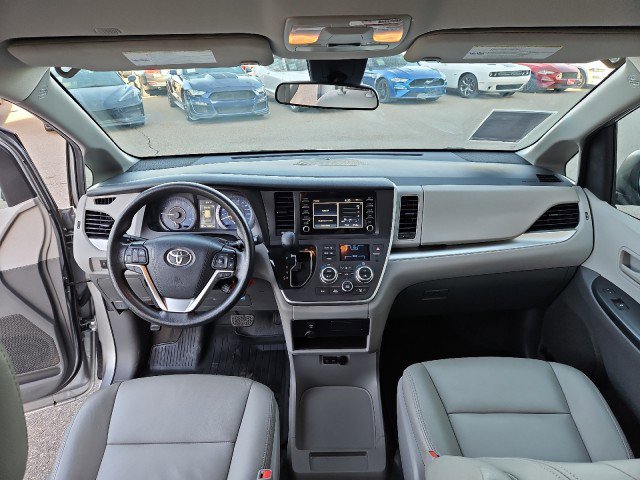 Used 2020 Toyota Sienna L image 21