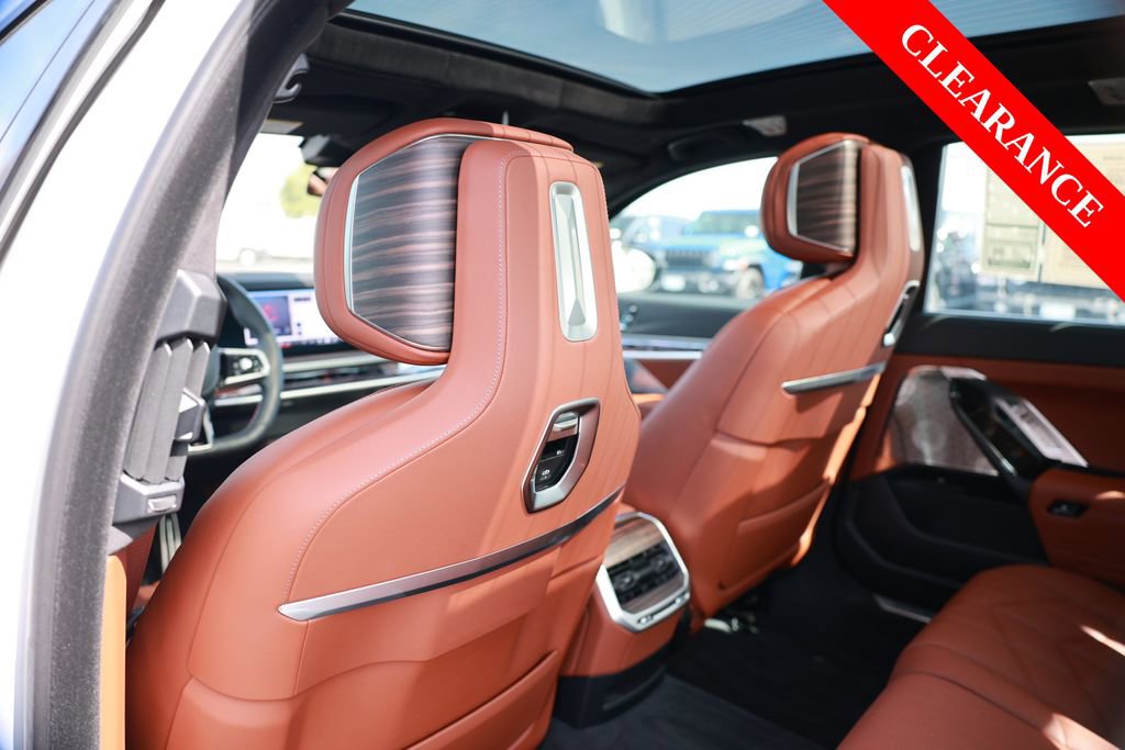 Used 2025 BMW i7 M70 w/ Executive Package image 34