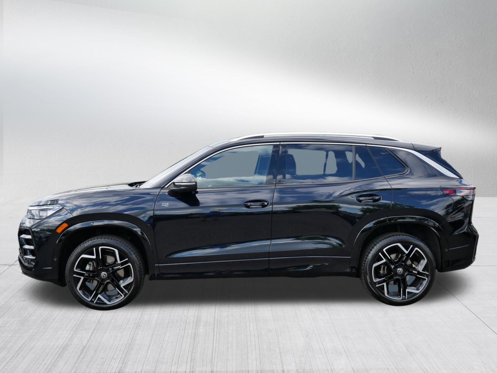 Certified 2026 Volkswagen Tiguan SEL R-Line AWD/4WD image 4