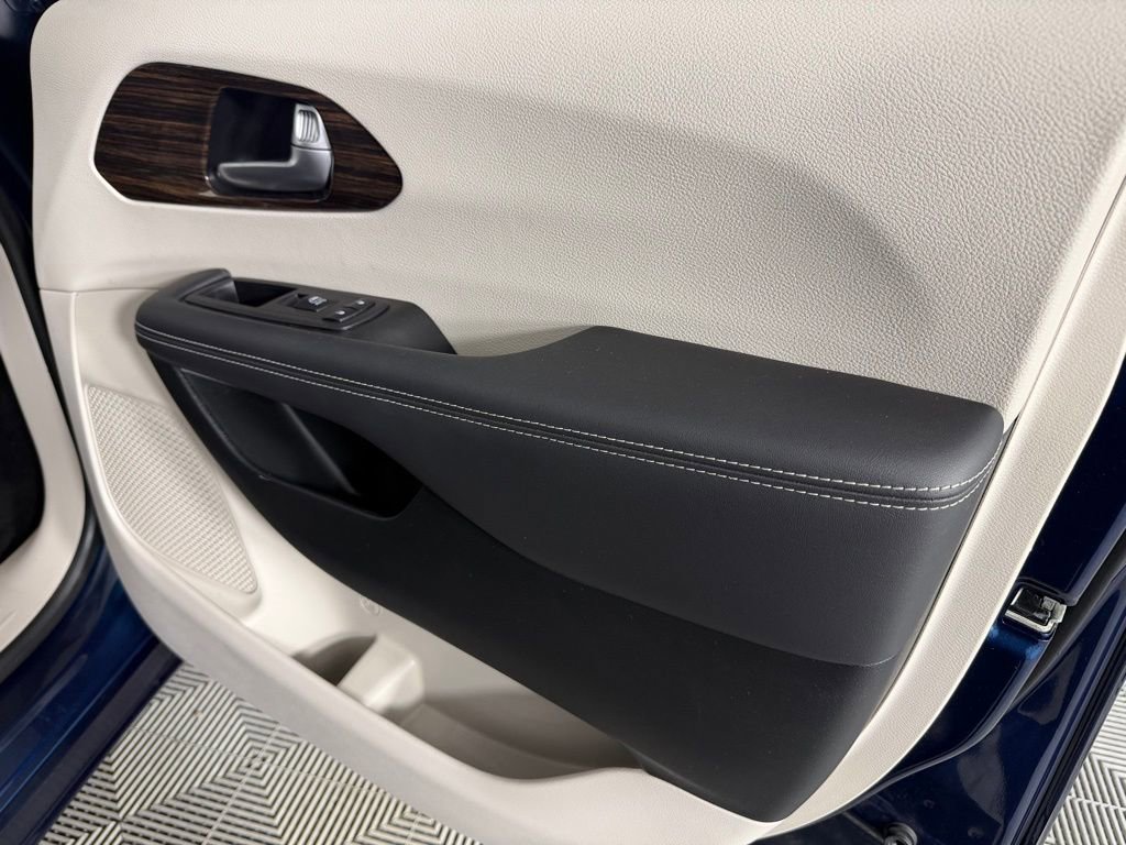 Used 2024 Chrysler Pacifica Limited image 35