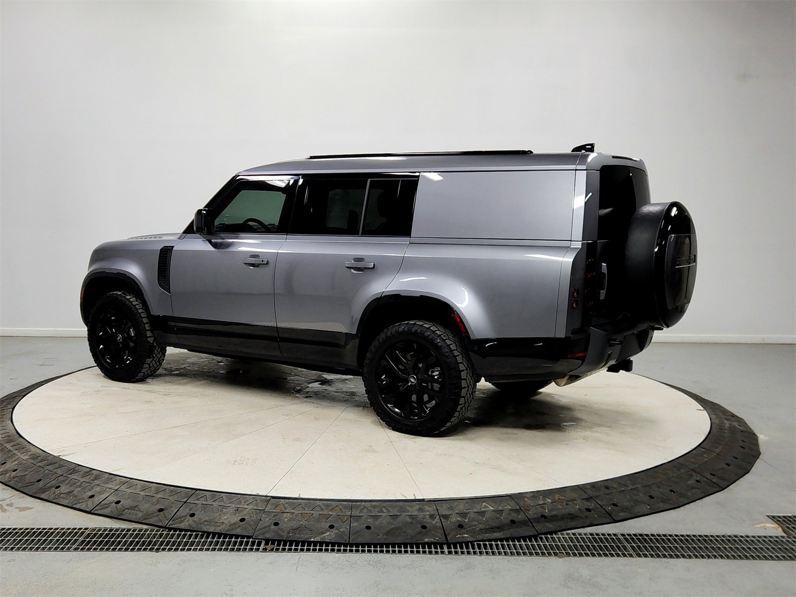 Used 2024 Land Rover Defender 130 Outbound image 5