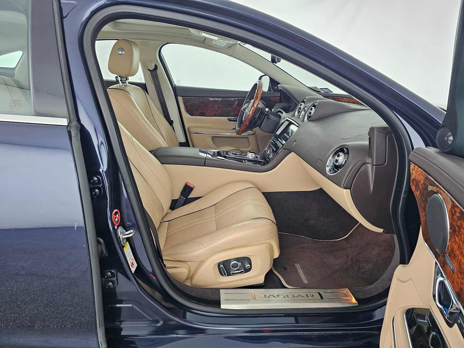 Used 2019 Jaguar XJ R-Sport image 10